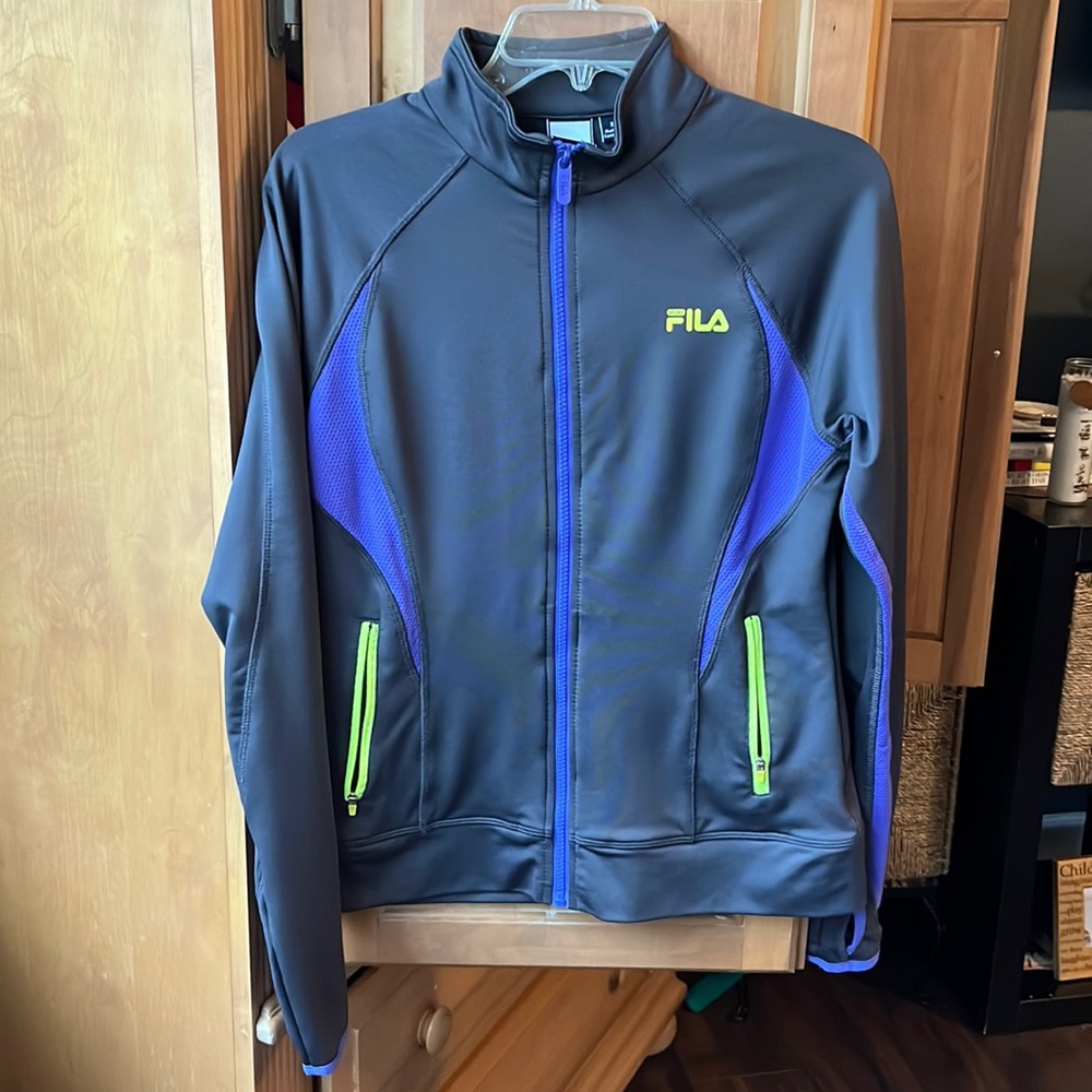 FILA. Front zip sweatshirt w/ thumb holes. Size Small.